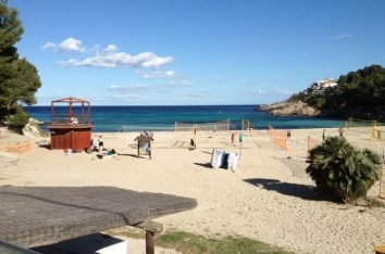 Die Bucht von Font de sa Cala auf Mallorca bietet herrlich feinen Sand und ist ideal für kleine Kinder