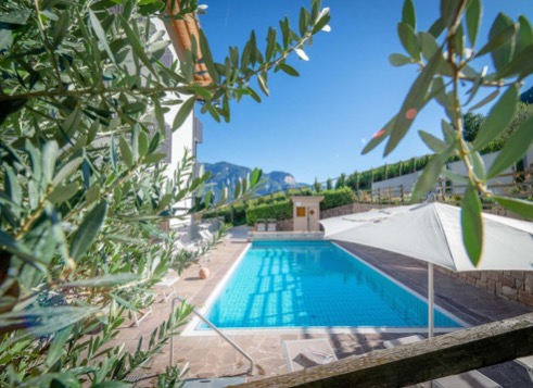 Der Swimmingpool im Garten des Familienhotels Südtirol