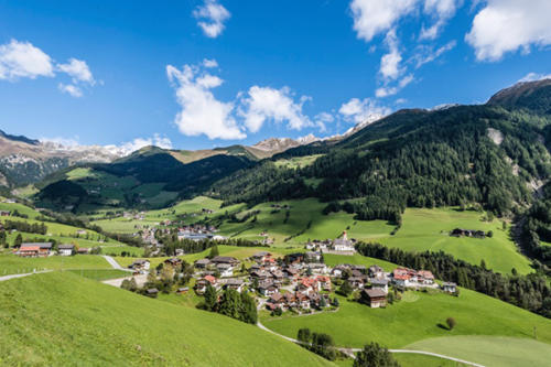 Kleine Örtchen zwischen den grün bewachsenen Alpen und Weinbergen