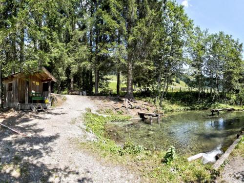 familienhotel-lammertal-eigener-forellenteich