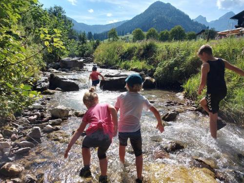 familienhotel-lammertal-planschen-in-der-lammer